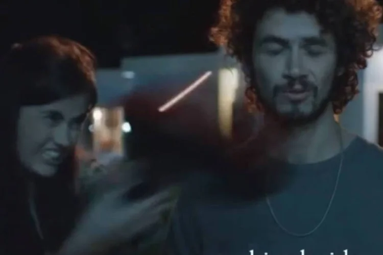 Trecho do comercial: produto é um desodorante com fragrâncias distintas colocadas randomicamente em frascos com embalagens iguais (Reprodução)
