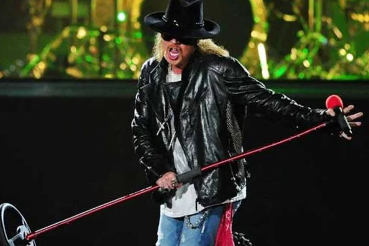 É intrigante como a banda de Axl Rose – mesmo sem Slash e após o fracasso do álbum Chinese Democracy – ainda consegue mobilizar multidões, ao contrário de outras bandas (Ian Hitchcock/Getty Images)