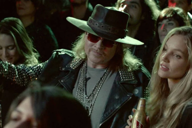 Axl Rose em campanha da Budweiser: campanha mostra uma nova maneira de enxergar a Copa do Mundo (Reprodução/YouTube)