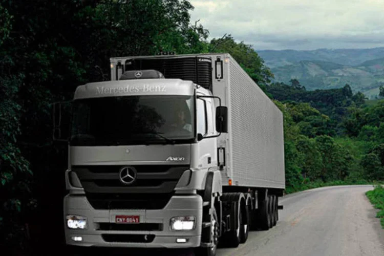 
	Caminh&atilde;o da Mercedes-Benz: presidente da empresa no pa&iacute;s sinalizou que investimentos no setor de pesados ser&atilde;o para nacionalizar at&eacute; 100% dos caminh&otilde;es produzidos no pa&iacute;s at&eacute; 2014
 (Divulgação)