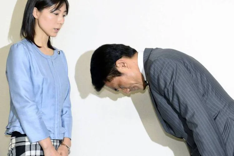 Ayaka Shiomura e Akihiro Suzuki: vereadora estava falando sobre medidas para apoiar a criação das crianças e aumentar a fertilidade no país (Reuters)
