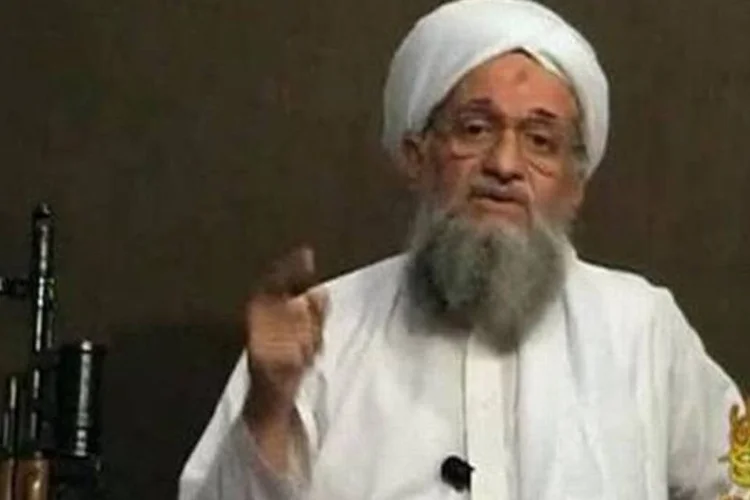 Vice-líder da Al Qaeda, Ayman al-Zawahri, fala de um local desconhecido, em imagem de vídeo publicada em uma rede social (Reuters TV)