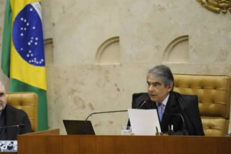 
	O procurador-geral da Rep&uacute;blica, Roberto Gurgel, e o presidente do Supremo Tribunal Federal (STF), Carlos Ayres Britto
 (Fabio Rodrigues Pozzebom/Agência Brasil)