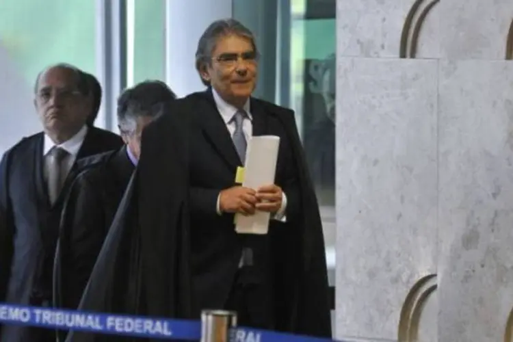 O presidente do Supremo Tribunal Federal (STF), Ayres Britto, seguido por outros ministros (José Cruz/Agência Brasil)