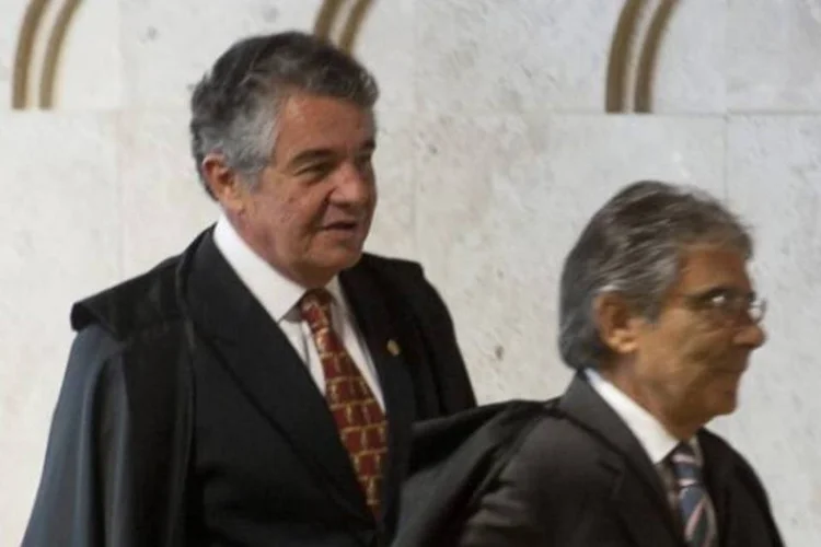 
	O ministro Marco Aur&eacute;lio Mello e o presidente do Supremo Tribunal Federal (STF), Carlos Ayres Britto: Britto tem afirmado que pretende encerrar o julgamento do mensal&atilde;o antes de sua aposentadoria
 (José Cruz/Agência Brasil)