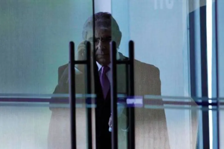 
	Ministro Carlos Ayres Britto atendendo seu celular no STF: na v&eacute;spera, em um discurso de despedida da presid&ecirc;ncia do Conselho Nacional de Justi&ccedil;a
 (Ueslei Marcelino/Reuters)