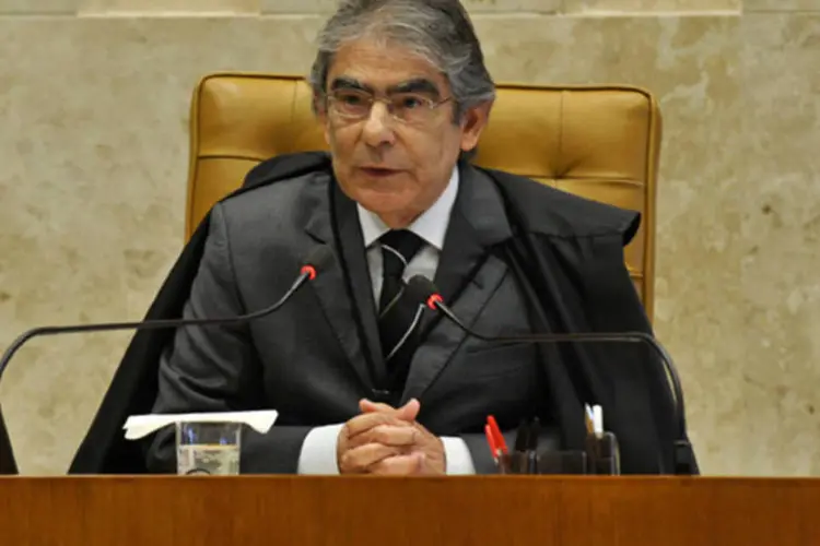 Ayres Britto: "o certo era cumprir a decisão e recorrer se fosse o caso", afirmou ex-presidente do STF (Valter Campanato/Agência Brasil)