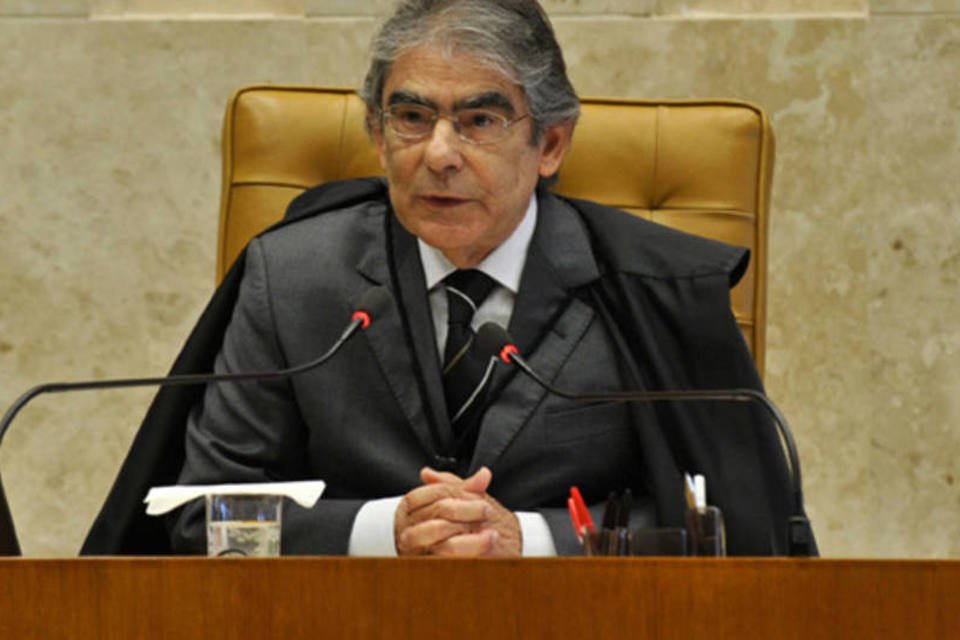 Recusa de Renan Calheiros é lamentável, diz ex-presidente do STF