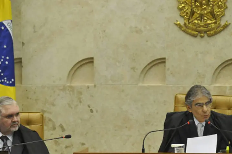O presidente do STF, Carlos Ayres Britto, e o procurador-geral da república, Roberto Gurgel: o plenário analisa agora as penas relativas ao advogado Rogério Tolentino (José Cruz/ABr)