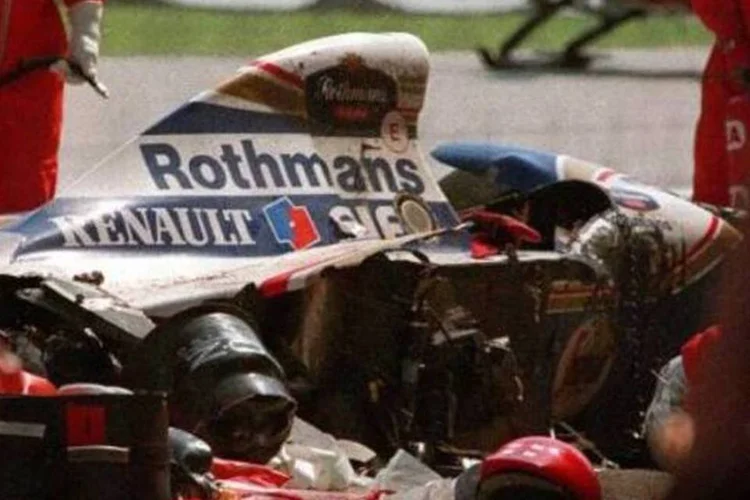 Destroços do carro de Ayrton Senna: quando bateu no muro de Tamburello, às 14h17, Senna tinha uma bandeira no fundo do cockpit, para homenagear Ratzenberger depois da corrida (AFP/Arquivos)