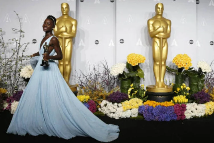 
	Al&eacute;m de levar a estatueta de melhor atriz coadjuvante por &quot;12 Anos de Escravid&atilde;o&quot;, Lupita Nyong&#39;o tamb&eacute;m brilhou na escolha do vestido azul clarinho, da marca Prada
 (REUTERS/Mario Anzuoni)
