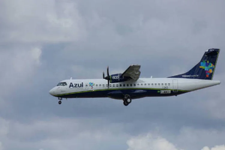 
	Avi&atilde;o: a Azul registrou a documenta&ccedil;&atilde;o necess&aacute;ria para o IPO em maio e planeja levantar entre US$ 500 milh&otilde;es e US$ 700 milh&otilde;es com a oferta
 (Wikicommons)