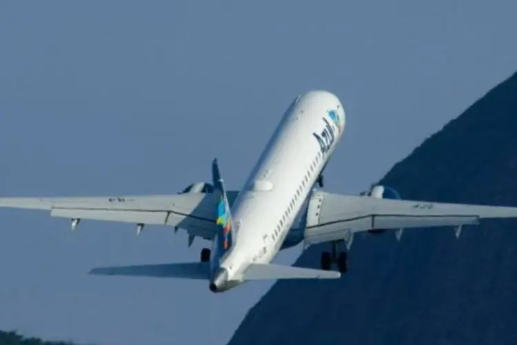 
	Avi&atilde;o da Azul&gt; a empresa tamb&eacute;m quer aumentar frequ&ecirc;ncias de voos com destino a Confins, em Belo Horizonte, e ao aeroporto Santos Dumont, no Rio
 (Divulgação)