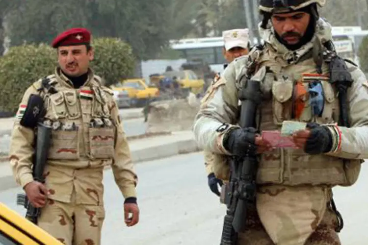 
	Soldados iraquianos patrulham Bagd&aacute;: na maioria, as v&iacute;timas eram mercadores e lojistas da &aacute;rea que tinham ido rezar
 (afp.com / ALI AL-SAADI)