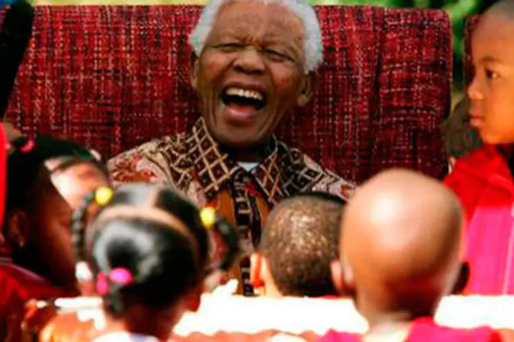 
	Mandela solta gargalhada durante seu anivers&aacute;rio, em 2007: &quot;Robben Island foi sem d&uacute;vida o mais duro, o posto avan&ccedil;ado da m&atilde;o de ferro do sistema penal sul-africano&quot;, escreveu ele
 (Alexander Joe/AFP)