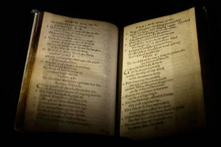 
	O livro em exibi&ccedil;&atilde;o na Sotheby&#39;s de Nova York: o comprador &nbsp;prev&ecirc; compartilhar o livro com o p&uacute;blico americano emprestando-o a v&aacute;rias bibliotecas do pa&iacute;s
 (TIMOTHY CLARY/AFP)