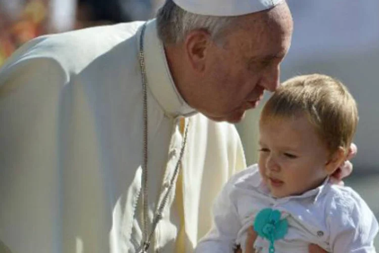 
	Papa Francisco aben&ccedil;oa crian&ccedil;a: visita de Francisco, que escolheu o nome do santo de Assis para lembrar que &eacute; necess&aacute;ria &quot;uma Igreja pobre e para os pobres&quot;
 (AFP)