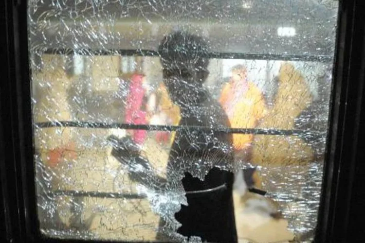 
	Foto de 6 de janeiro mostra vidro quebrado no trem Jaffar Express: ap&oacute;s a explos&atilde;o, o trem descarrilou
 (Banaras Khan/AFP)