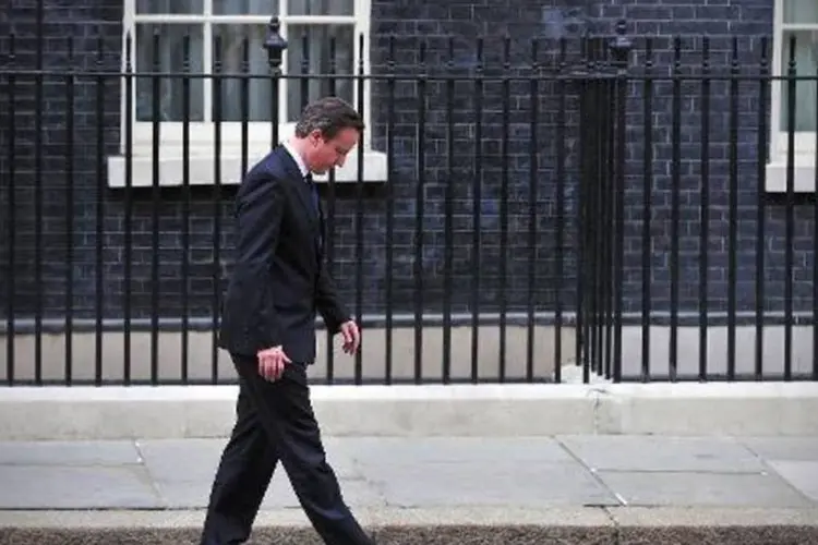 
	O primeiro-ministro brit&acirc;nico David Cameron caminha por Downing Street, Londres
 (AFP/Arquivos)