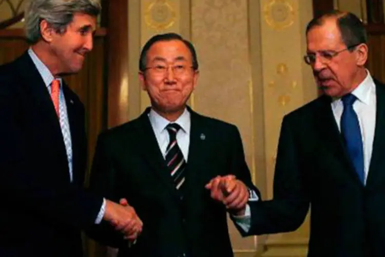 O Secretário de Estado dos EUA, John Kerry, o secretário-geral da ONU, Ban Ki-moon, e o chanceler russo, Sergey Lavrov, após encontro em Montreux
 (Gary Cameron/AFP)