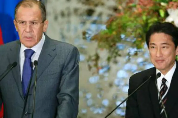 Chanceler russo Sergey Lavrov e seu colega japonês Fumio Kishida (Kimimasa Mayama/AFP)