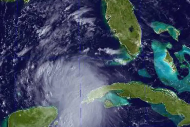 
	Uma imagem de sat&eacute;lite do Laborat&oacute;rio de Pesquisas Navais dos Estados Unidos mostra a tempestade tropical Karen cruzando o estreito de Yucatan
 (AFP)
