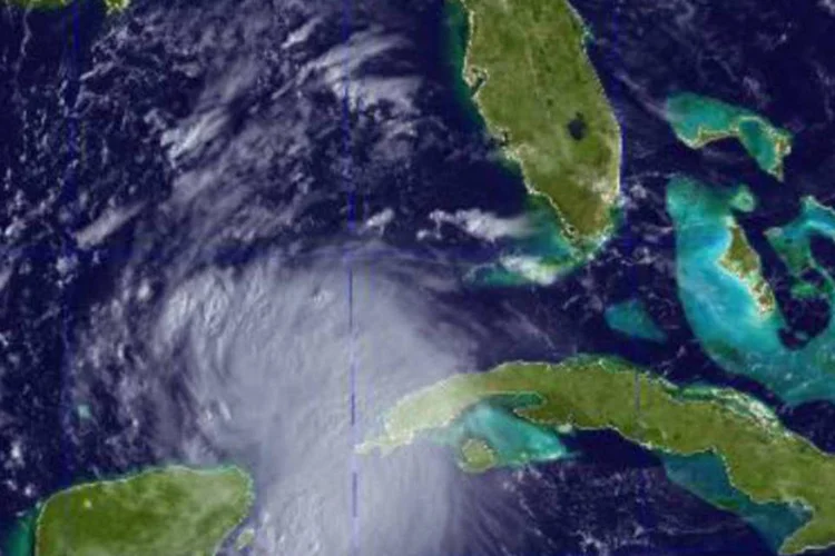 
	Uma imagem de sat&eacute;lite do Laborat&oacute;rio de Pesquisas Navais dos Estados Unidos mostra a tempestade tropical Karen cruzando o estreito de Yucatan
 (AFP)