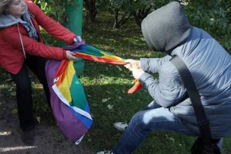 Ativista dos direitos dos homossexuais em confronto com manifestante contrária aos gays em São Petersburgo (Afp.com / OLGA MALTSEVA)