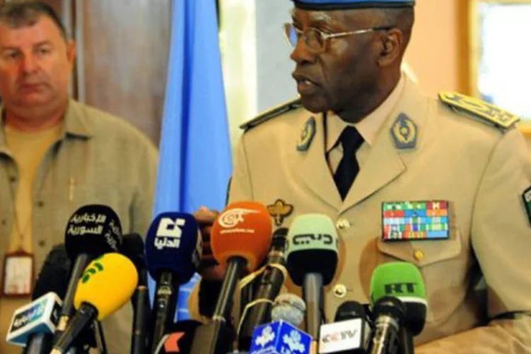 O chefe dos observadores da ONU na Síria, o general Babacar Gaye, fala com a imprensa em Damasco: "Estou muito preocupado com a continuação da violência" (AFP)