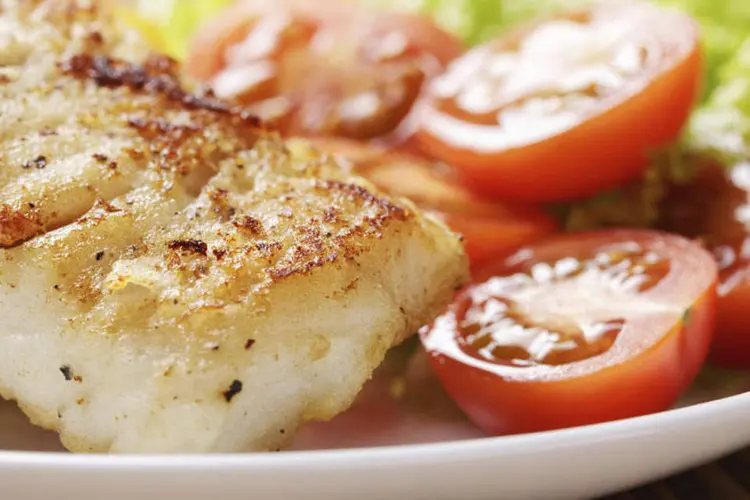 Filé de bacalhau assado com vegetais (Thinkstock)