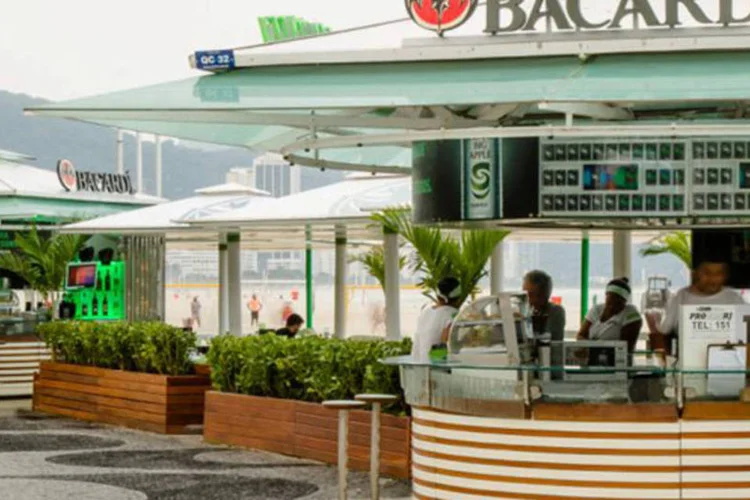 Quiosque Bacardí na orla de Copacabana: carta de drinques foi desenvolvida pelo Alex Mesquista, profissional eleito como o melhor bartender do ano de 2012 pela Veja Rio (Divulgação)