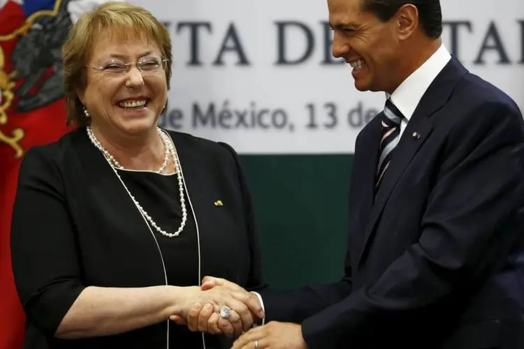 
	Michelle Bachelet, presidente do Chile, cumprimenta Enrique Pe&ntilde;a Nieto, presidente do M&eacute;xico
 (REUTERS/Henry Romero)