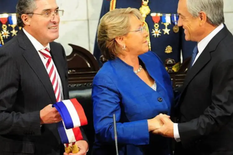 
	Bachelet entrega o poder a Sebasti&aacute;n Pi&ntilde;era em 2010:&nbsp;Primeira mulher a chegar &agrave; Presid&ecirc;ncia do Chile (2006-2010), Michelle Bachelet &eacute; a mais s&eacute;ria candidata da centro-esquerda
 (AFP/ Martin Bernetti)
