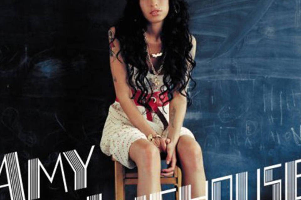 Vestido que Amy Winehouse usou em capa de álbum é leiloado
