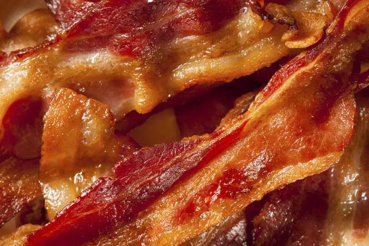 
	Bacon em tiras: O objetivo &eacute; colocar as carnes processadas e vermelha em perspectiva, dentro de uma dieta que, no geral, &eacute; tida como saud&aacute;vel
 (Thinkstock)