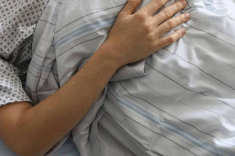 Paciente sofre de Síndrome Hemolítica-urêmica (SHU), caso grave da contaminação, que pode levar à falência dos rins e a ataques epilépticos (Sean Gallup/Getty Images)
