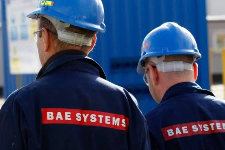 
	Oper&aacute;rios da BAE Systems: brit&acirc;nica disse que o contrato vai ajud&aacute;-la a expandir seu neg&oacute;cio de servi&ccedil;os
 (David Moir/Reuters)