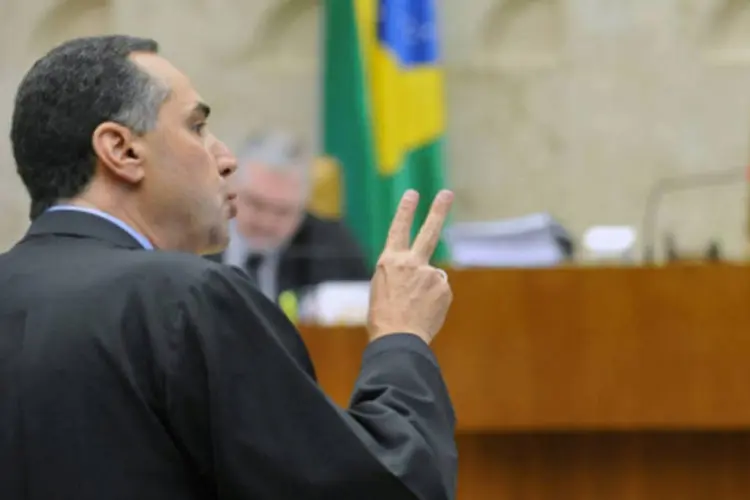 
	O advogado constitucionalista Lu&iacute;s Roberto Barroso:&nbsp;o indicado para a vaga de ministro do STF tem evitado conversar com os jornalistas at&eacute; que se encerre a an&aacute;lise, pelo Senado, do seu nome.
 (Elza Fiuza/ABr)