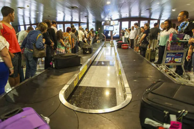 
	Passageiros esperam por bagagens: Moreira Franco tentou tranquilizar os brasileiros ao afirmar que o movimento de passageiros ficar&aacute; abaixo do volume verificado na opera&ccedil;&atilde;o de 2013
 (Infraero/Divulgação)