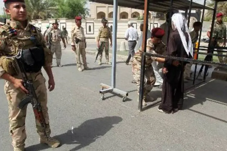 Posto de controle em Bagdá, Iraque: mesquita foi dinamitada na quarta (Ahmad al-Rubaye/AFP)