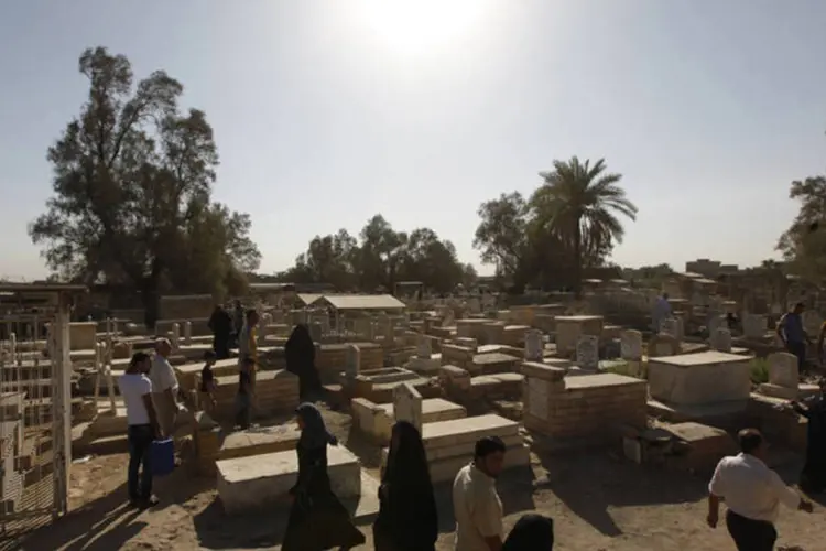 Pessoas visitam túmulos de familiares: aumentou medo do retorno aos dias sombrios da guerra civil  que teve auge em 2006-2007 (Ahmed Saad/Reuters)