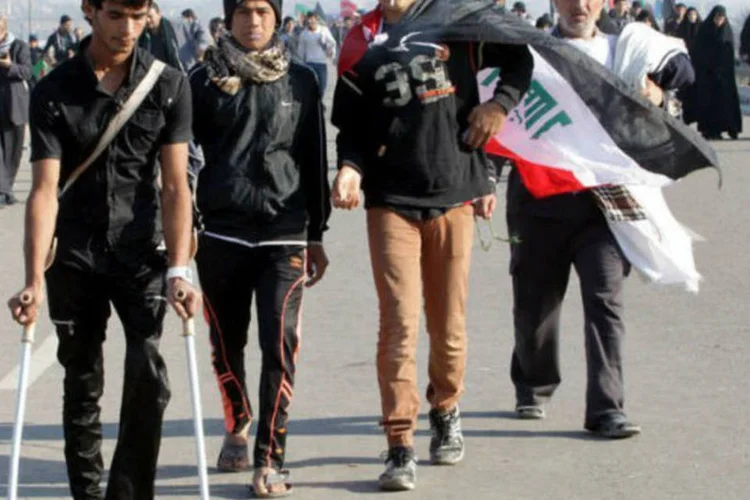 Peregrinos caminham pela estrada de Bagdá a Kerbala: no ataque mais violento morreram sete pessoas, incluindo três mulheres e duas crianças (©afp.com / Alí al Saadi)