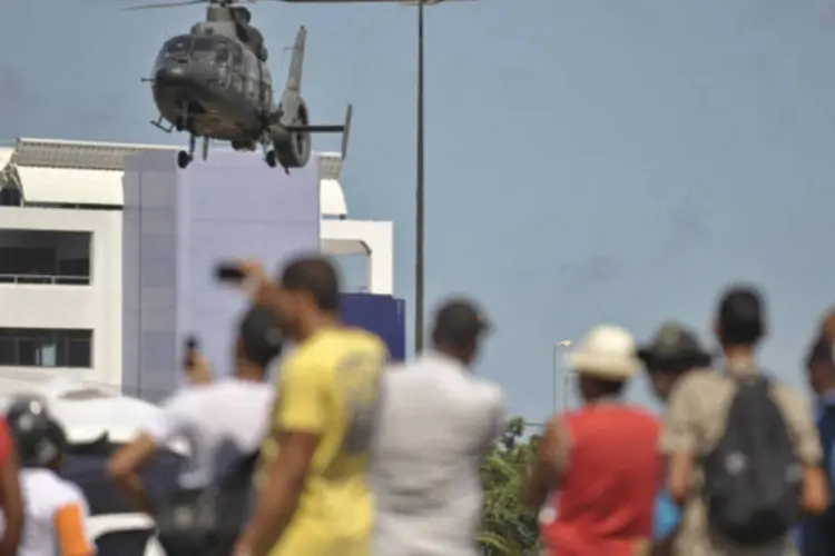 Helicóptero do Exército sobrevoa a Assembleia Legislativa da Bahia, ocupada por policiais militares em greve desde a semana passada (Marcello Casal Jr/ABr)