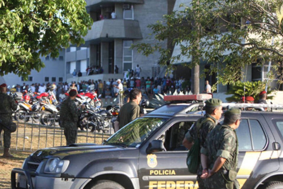 PMs em greve deixam Assembleia da Bahia e líder do motim é preso