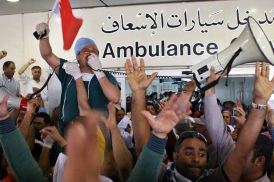Manifestantes e policiais entram em confronto no Bahrein