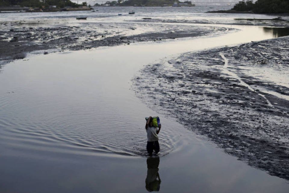 Rio paga dívida com empresas que limpam Baía de Guanabara