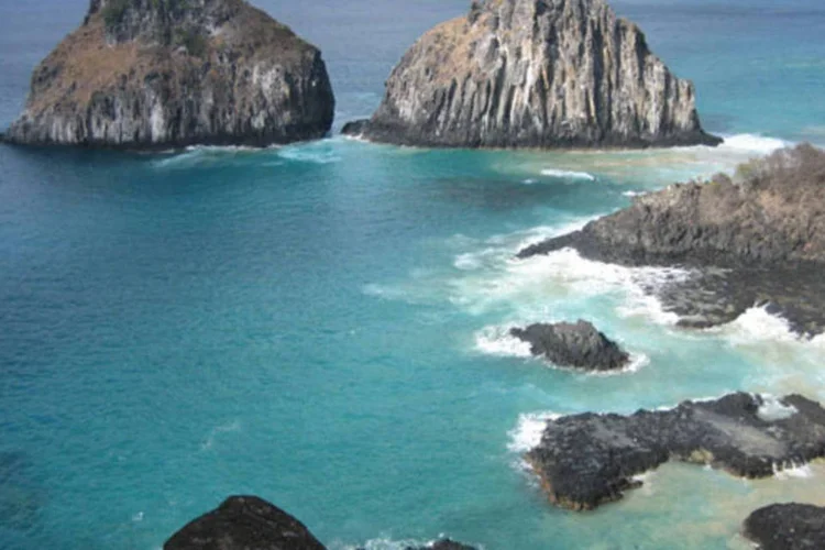 
	Ba&iacute;a dos Porcos, Fernando de Noronha: arquip&eacute;lago produz hoje uma m&eacute;dia de 9 mil toneladas de CO2 por habitante/ano, bem acima da m&eacute;dia nacional
 (Fabricio Brasiliense / Viagem e Turismo)