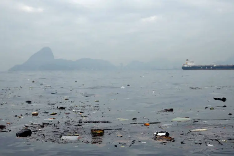 
	Polui&ccedil;&atilde;o nas &aacute;guas da Ba&iacute;a de Guanabara: apesar de a compet&ecirc;ncia do tratamento do esgoto pertencer ao governo do estado, o prefeito do Rio, Eduardo Paes, estimou que 60% do esgoto que chega &agrave; ba&iacute;a estar&aacute; tratado em 2016
 (Getty Images)