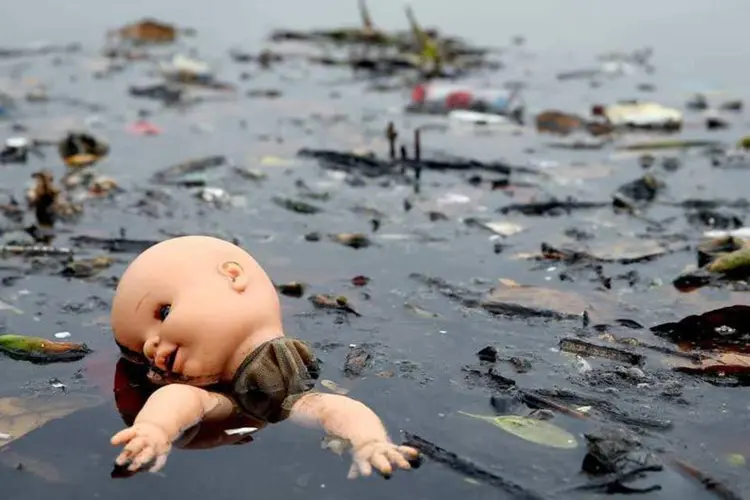 Uma boneca e um emaranhado de sujeira são vistos na Baía de Guanabara (Getty Images)