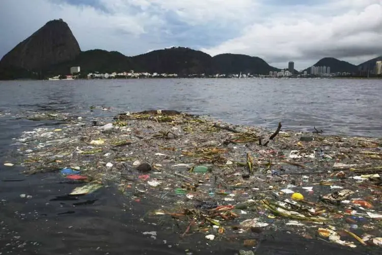 
	Polui&ccedil;&atilde;o nas &aacute;guas da Ba&iacute;a de Guanabara, local de eventos de vela para os Jogos Ol&iacute;mpicos Rio 2016, em mar&ccedil;o de 2015 no Rio de Janeiro.
 (Getty Images)